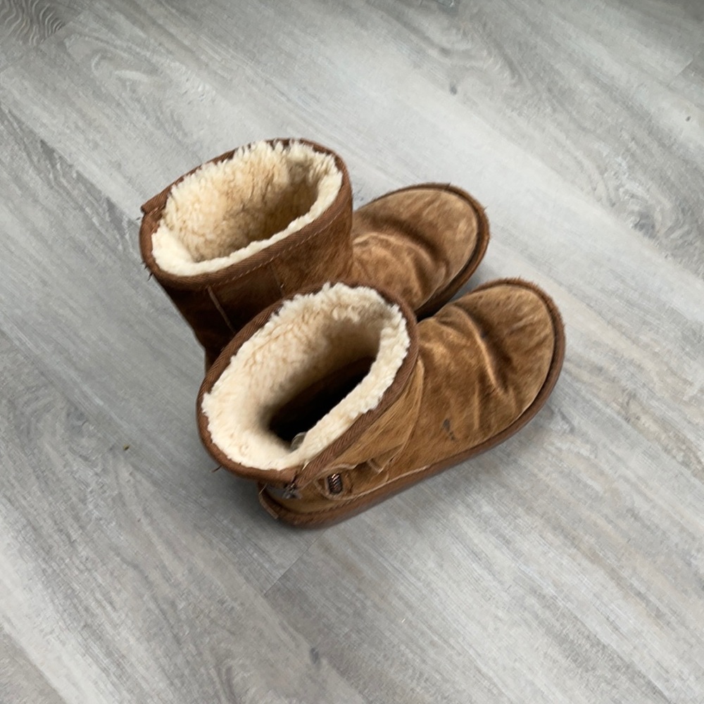 Size 8 uggs brown